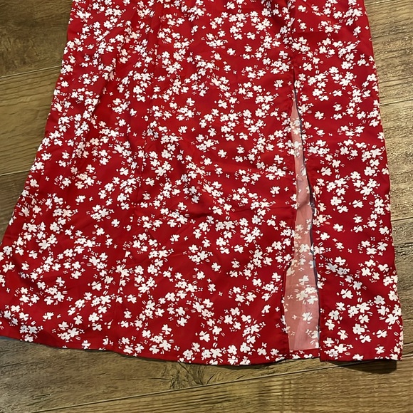 Red/White flower dress with slit on left side. - Picture 3 of 4